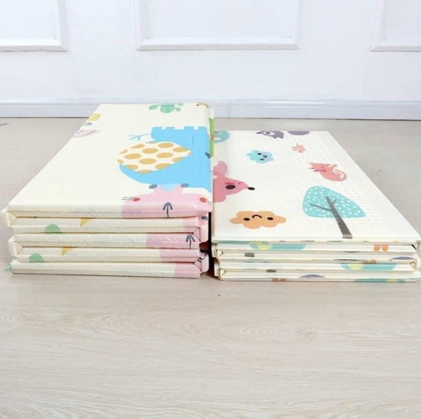 Tapis de sol pliable pour bébé et les tout-petit épais avec mousses Antidérapantes, imperméables a l'eau. Crée l'espace idéale de jeux pour vos enfants.
